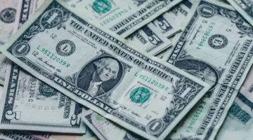 سعر الدولار في البنك الأهلي ينخفض وسط تقلبات السوق وتأثيرات الاقتصاد المحلي